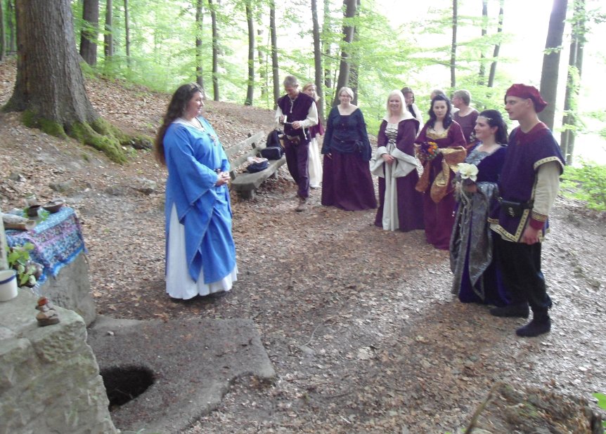 Handfasting von Tim und Britta Jasra Eheleite, heidnische Hochzeit
