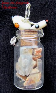 Amulette - Kettenanhänger Glasflasche mit Halbedelsteinen und Glasperlen